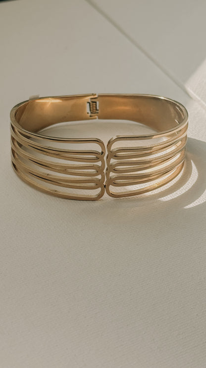 Elegant Gold Modern Bangle